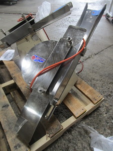 lot 226 image: MOLINE BUN SLICER
