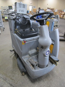 lot 401 image: ADVANCE ADVENGER RIDE ON FLOOR SCRUBBER WITH CHARGER