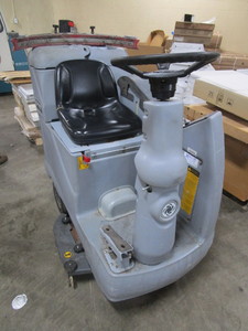 lot 402 image: ADVANCE ADVENGER RIDE ON FLOOR SCRUBBER WITH CHARGER
