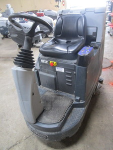 lot 404 image: ADVANCE AVENGER AXP RIDE ON FLOOR SCRUBBER