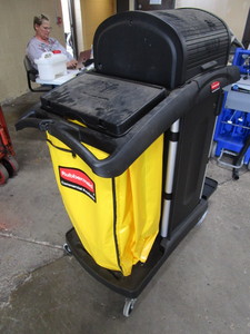 lot 415 image: RUBBERMAID DELUXE JANITORIAL CART