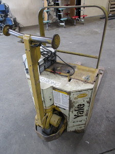 lot 422 image: YALE WALK BEHIND LIFT TRUCK WITH CHARGER
