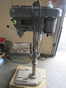lot 424 image: DELTA DRILL PRESS