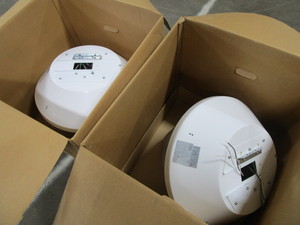 lot 468 image: HUBBELL FLUORESCENT LIGHT FIXTURES - NEW
