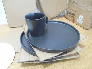 lot 84 image: 16-Piece Modern Black Matte Stoneware Dinnerware Set (Set for 4)