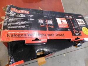 lot 28 image: Craftsman Work light with tri pod - New