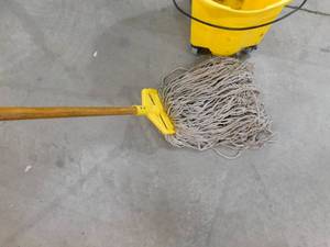 lot 30 image: Rubbermaid Mop Bucket with Mop