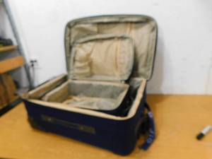 lot 34 image: Luggage set 2