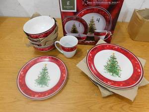 lot 142 image: Gibson Home Noel Nostalgia 10-Pc. Ceramic Dinnerware Set
