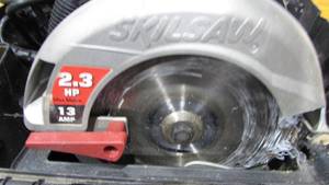 lot 29 image: Circular Saw with Extra Blades and Case