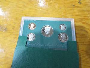lot 73 image: Uncirculated Coin Sets