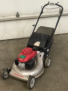 lot 2 image: Honda 21 Lawn Mower
