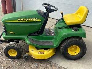 John Deere LT133 Lawn Tractor