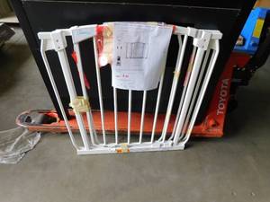 lot 143 image: Chelsea 29.5 in. H Standard Height Auto-Close Security Gate in White with Extensions by Dreambaby