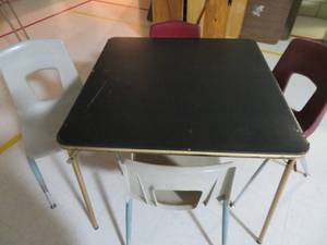 lot 21 image: TABLE N CHAIRS SET