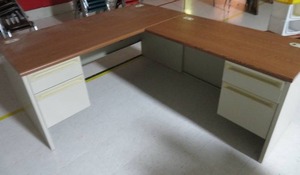 lot 29 image: OFFICE DESK