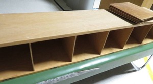lot 32 image: 6 CUBE WOODEN SHELF