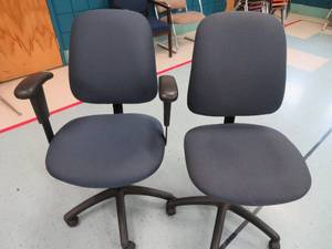 lot 101 image: 2 blue office chairs