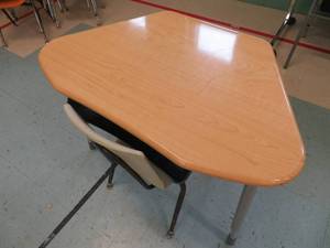 lot 119 image: CUTE CHILDRENS DESK & CHAIR