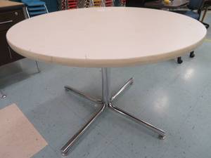 lot 122 image: 42 round table