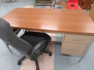 lot 124 image: Green comfortable and stylish computer chair and desk