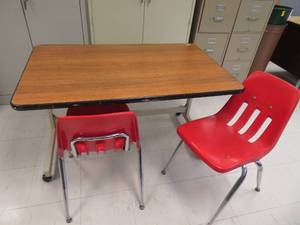 lot 147 image: TABLE & CHAIRS