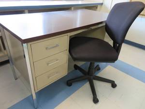 lot 163 image: METAL DESK AND CHAIR