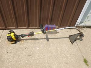 John Deere weed trimmer. Nice condition. Tested & works. As shown.