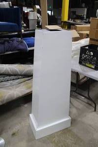 lot 916 image: Metal Pedestal