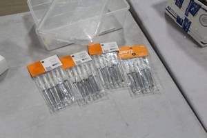 lot 941 image: Spritz Syringe Pens (in packages)