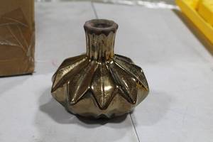 lot 957 image: Lot of (9) Bud Vases (in box)