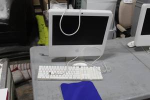 lot 798 image: Apple iMac 17 2GHz2x1GB160SDKM  with Computer, Monitor, Wired Keyboard and Mouse