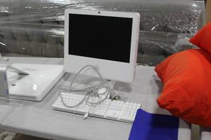 lot 802 image: Apple iMac 17 2GHz2x1GB160SDKM  with Computer, Monitor, Wired Keyboard and Mouse