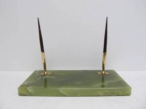 lot 52 image: Vintage 1950s SHEAFFER Green OnyxMarble Pen Stand wPens
