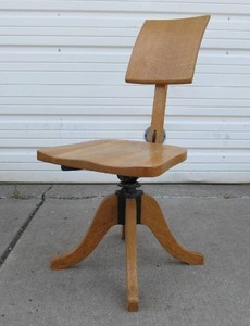 lot 119 image: Great Looking Antique Quartersawn Oak Swivel Chair