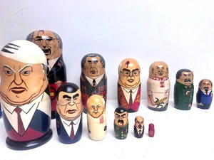 lot 118 image: Russian MatryoshkaNesting Dolls - SovietRussian Leaders