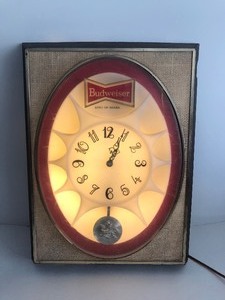 lot 288 image: Working Vintage BUDWEISER Lighted Beer Clock Sign