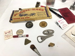 lot 282 image: Lot of Vintage & Antique Small Collectibles