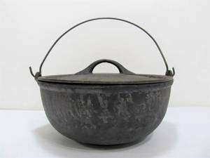 lot 157 image: Early Antique Cast Iron Dutch Oven 