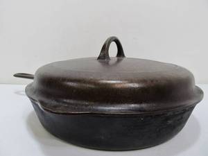 lot 159 image: Very Nice Antique GRISWOLD Cast Iron No. 8 Skillet wSelf Basting Lid