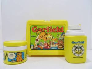 lot 343 image: Vintage 1970s GARFIELD Lunchbox wThermos & Other Container