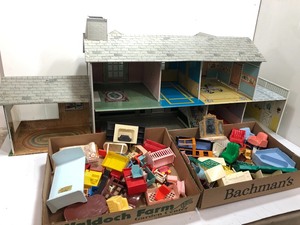 lot 372 image: Wonderful LARGE Vintage Tin Litho Doll House wTONS of Vintage Furniture