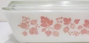 lot 378 image: Vintage Pyrex Pink Gooseberry 1 12 qt Casserole Dish with Lid