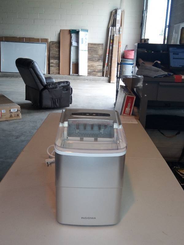 Insignia - 26-Lb. Portable Ice Maker - Silver