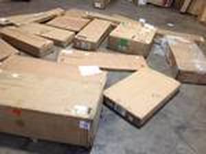 Pallet of assorted shelfs and home dcor (some items might be missing pieces) see pictures