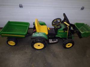 lot 33 image: Battery Powered Toy Tractor with trailer