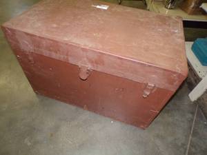 lot 34 image: Vintage Steamers Trunk
