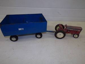 lot 35 image: Vintage Dicast Toy Tractor and Trailer