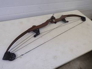 lot 38 image: Compound Bow