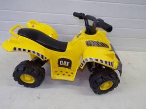 lot 42 image: Battery Powered Toy Tractor